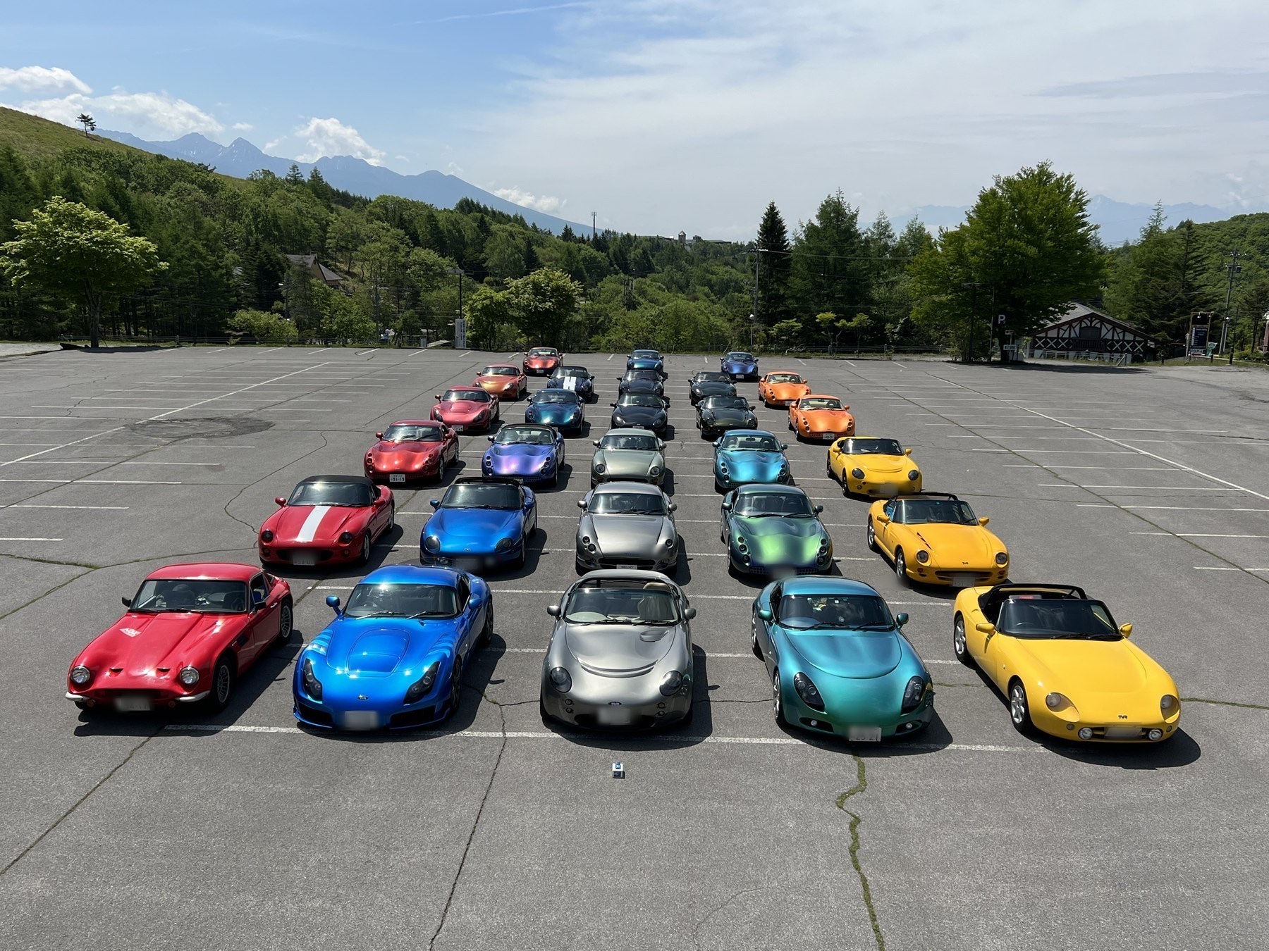長野・車山高原に扇形に並んだTVRの集合写真