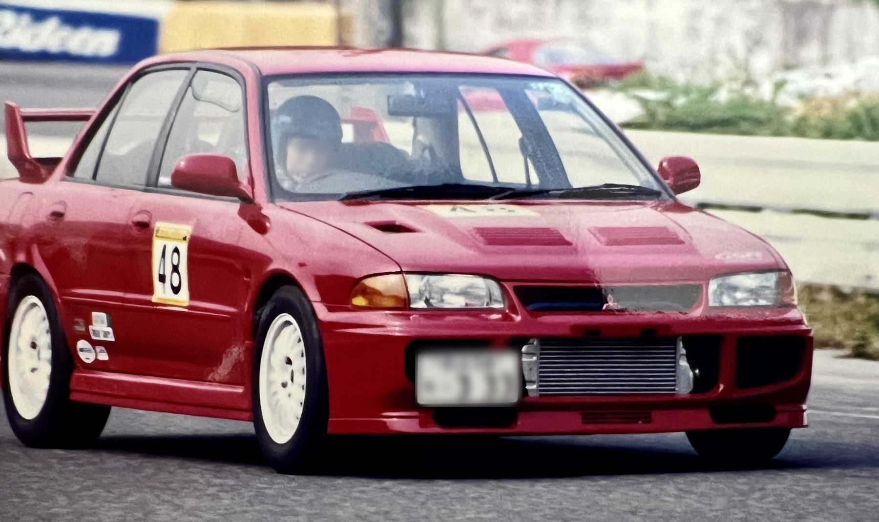 走行会を走るランサーエボリューションII。外観はIII仕様